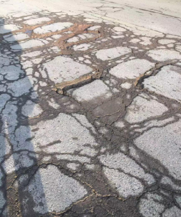 【我为群众办实事】碧石渡镇:修复破损路面 保障群众安全出行